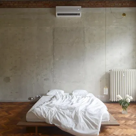 Extraordinary Quiet In The Very Centre *