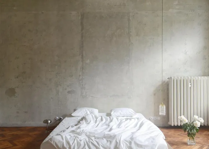 Extraordinary Quiet In The Very Centre *