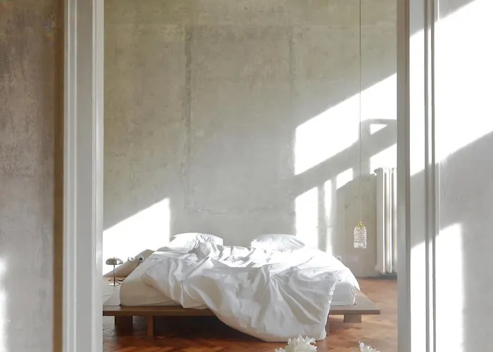 Extraordinary Quiet In The Very Centre *