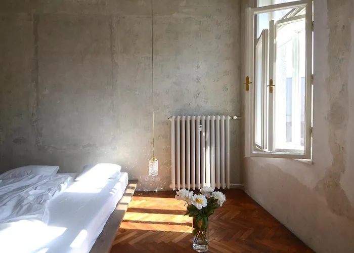 Extraordinary Quiet In The Very Centre *